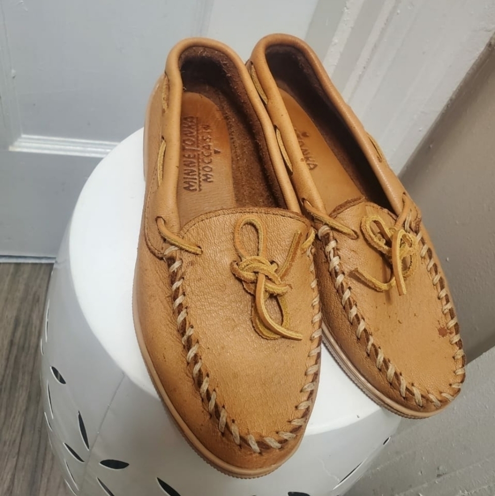 Minnetonka Classic Moccasins Women Leather Rawhide Slip On Loafers Size 7 & 8🌴✌ - Picture 2 of 14